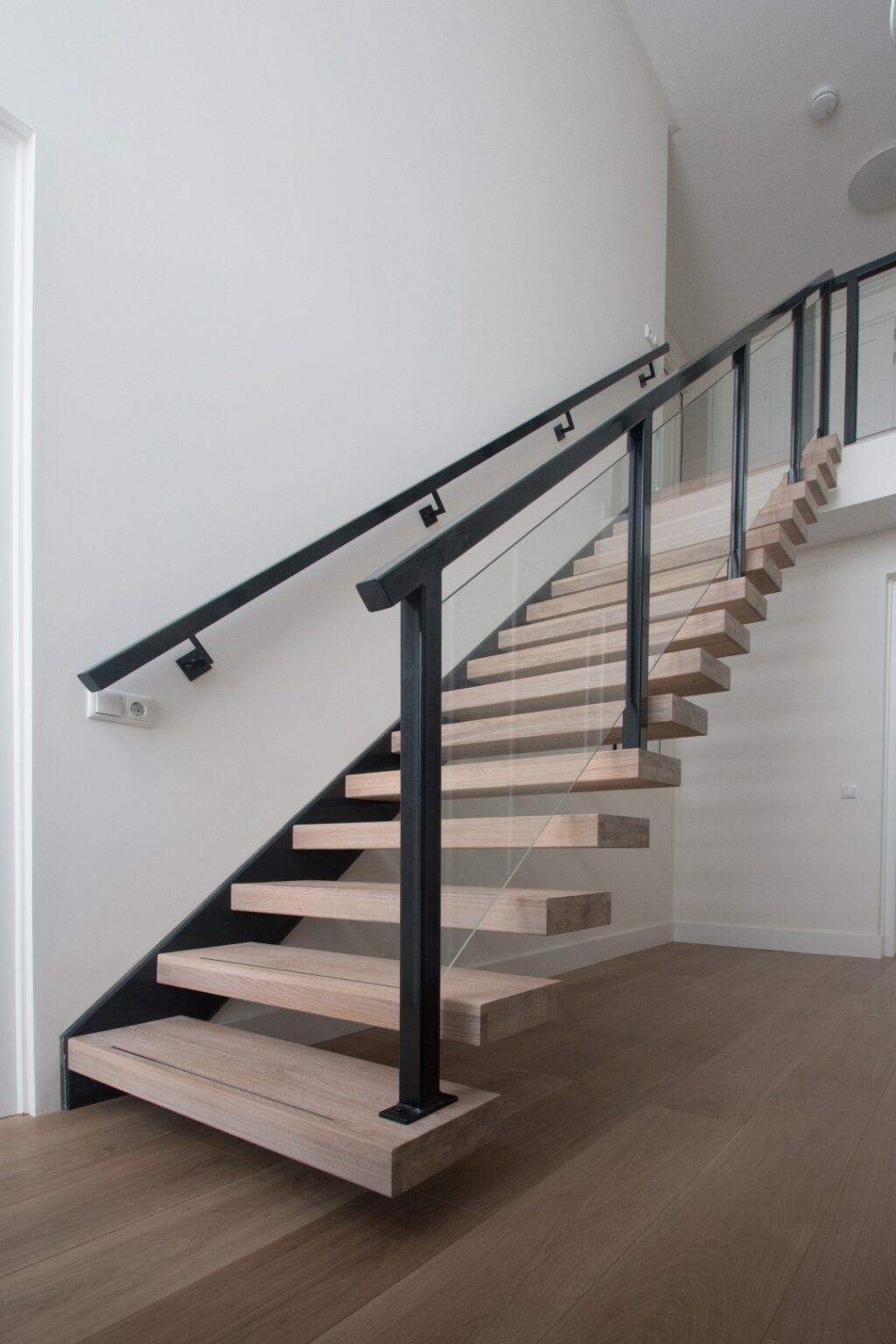 Zwevende stalen trap