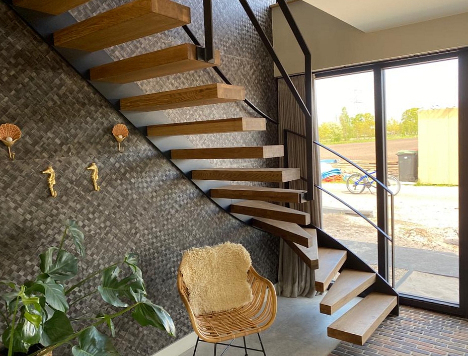 Zwevende stalen trap met houten treden