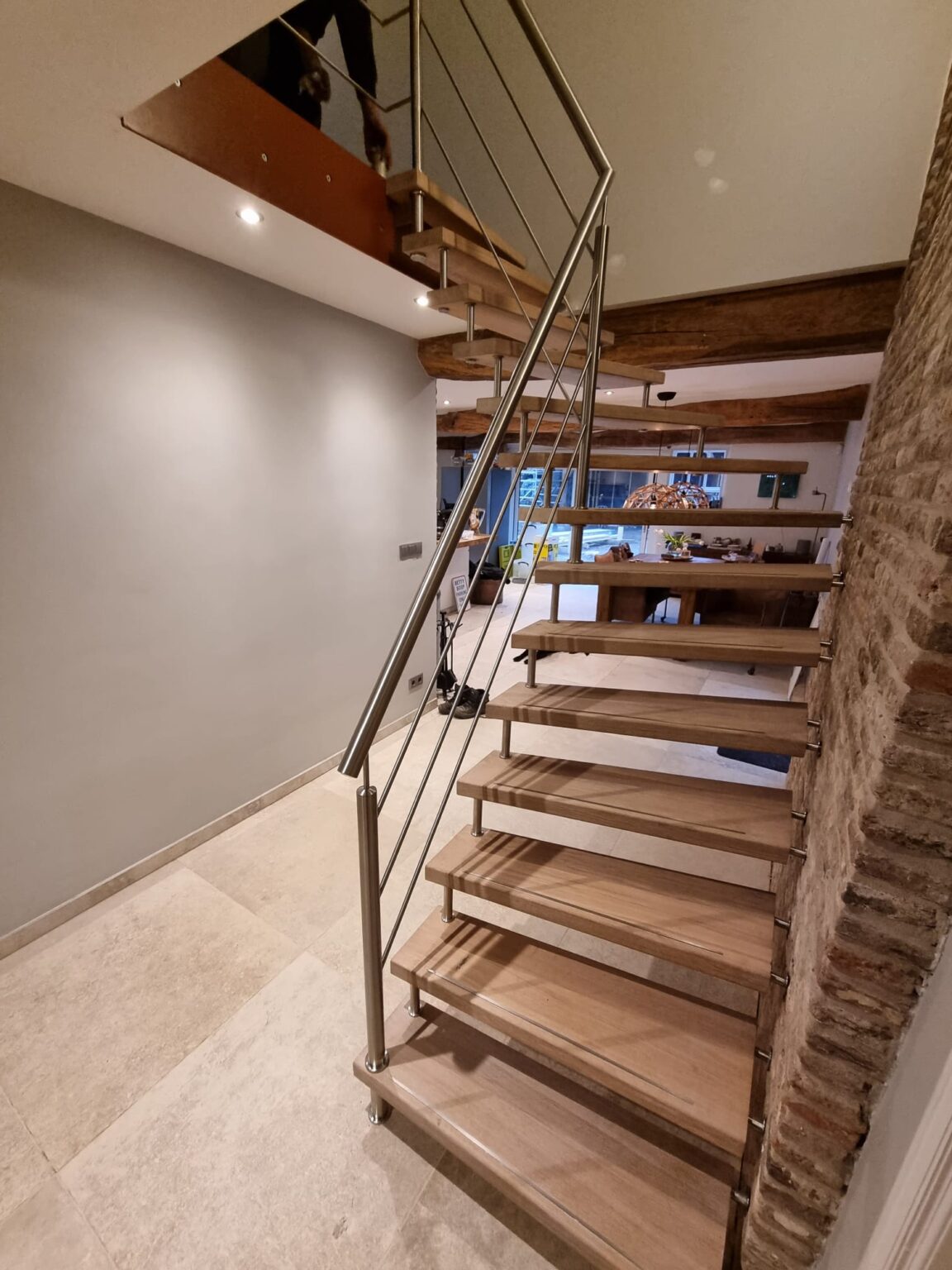 Stalen trap met houten treden