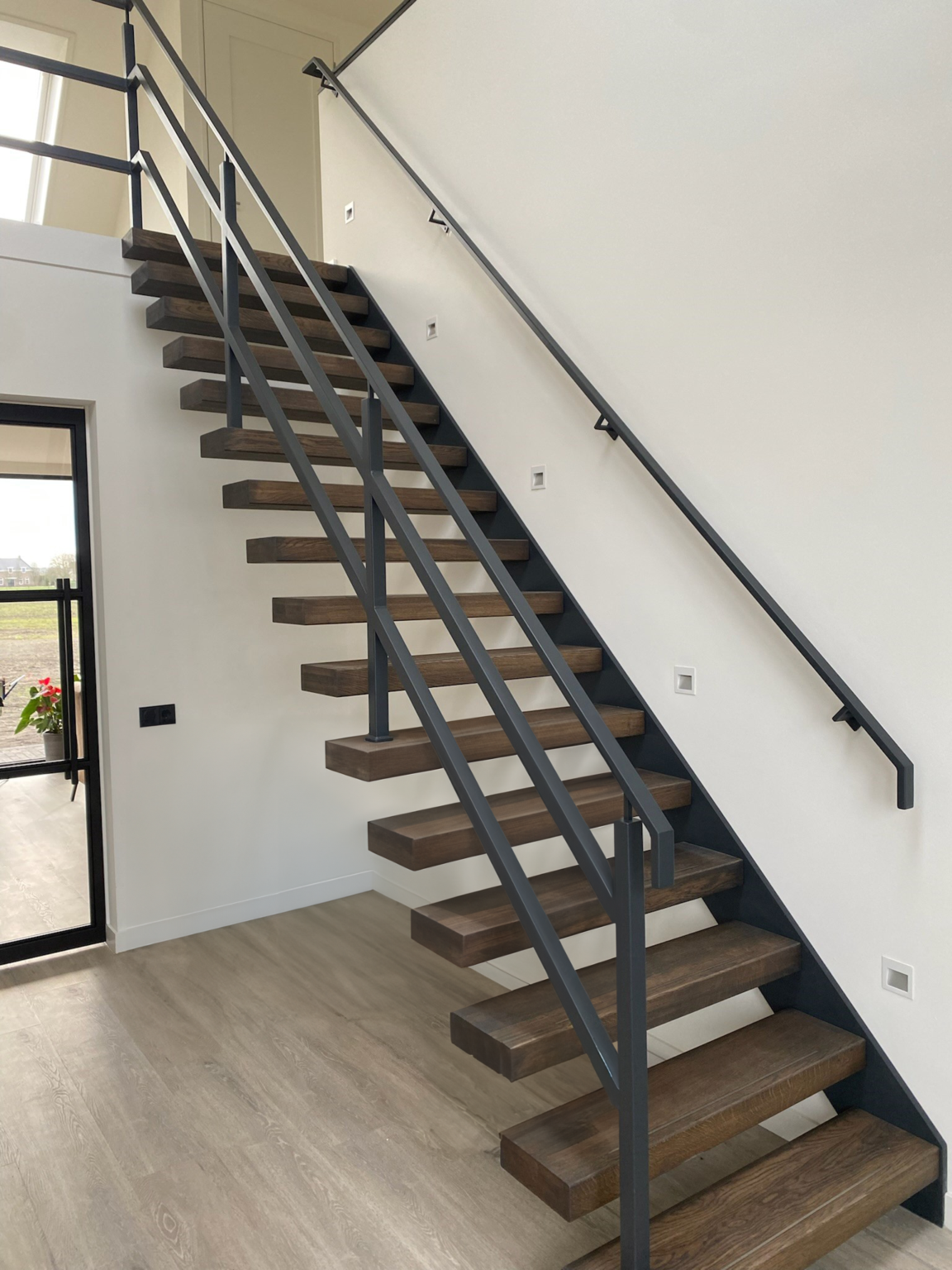 Zwarte zwevende trap