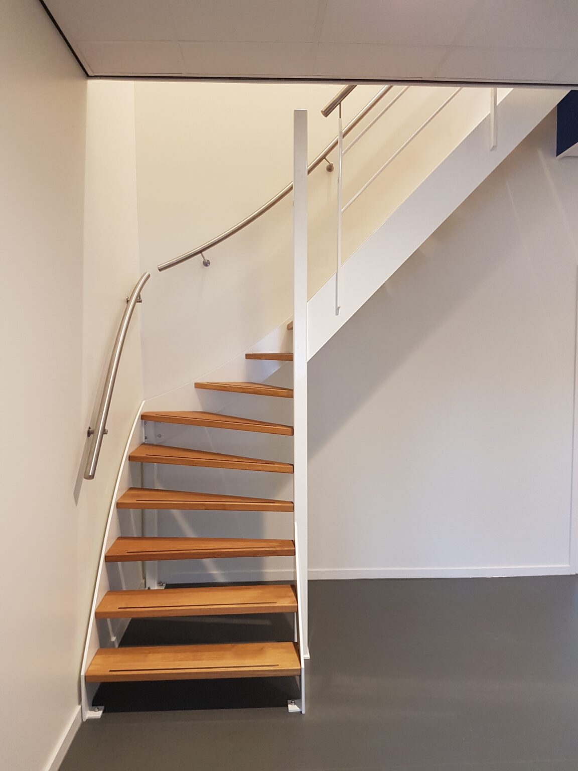 Witte stalen onderkwart trap met houten treden