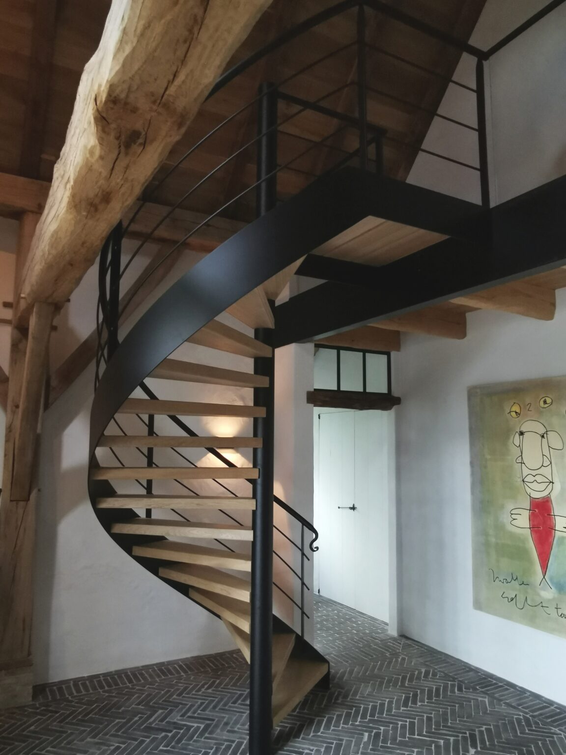 Stalen spiltrap met houten treden