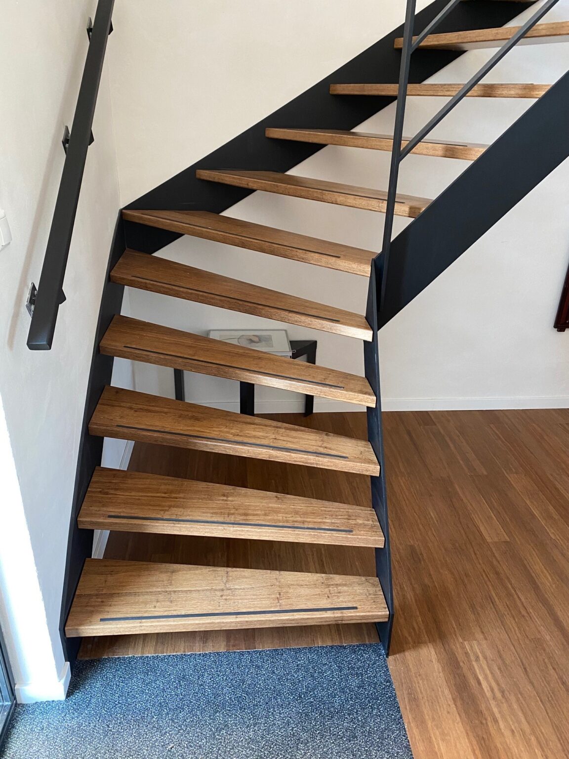 Stalen trap met onderkwart