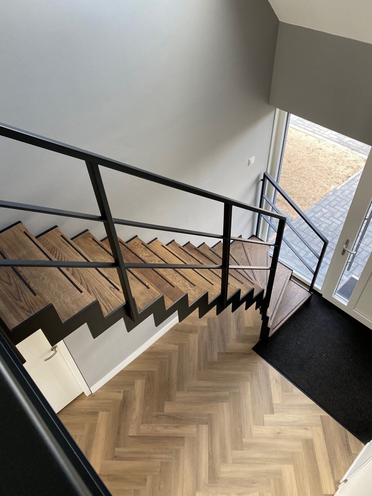 zwarte stalen onderkwart trap