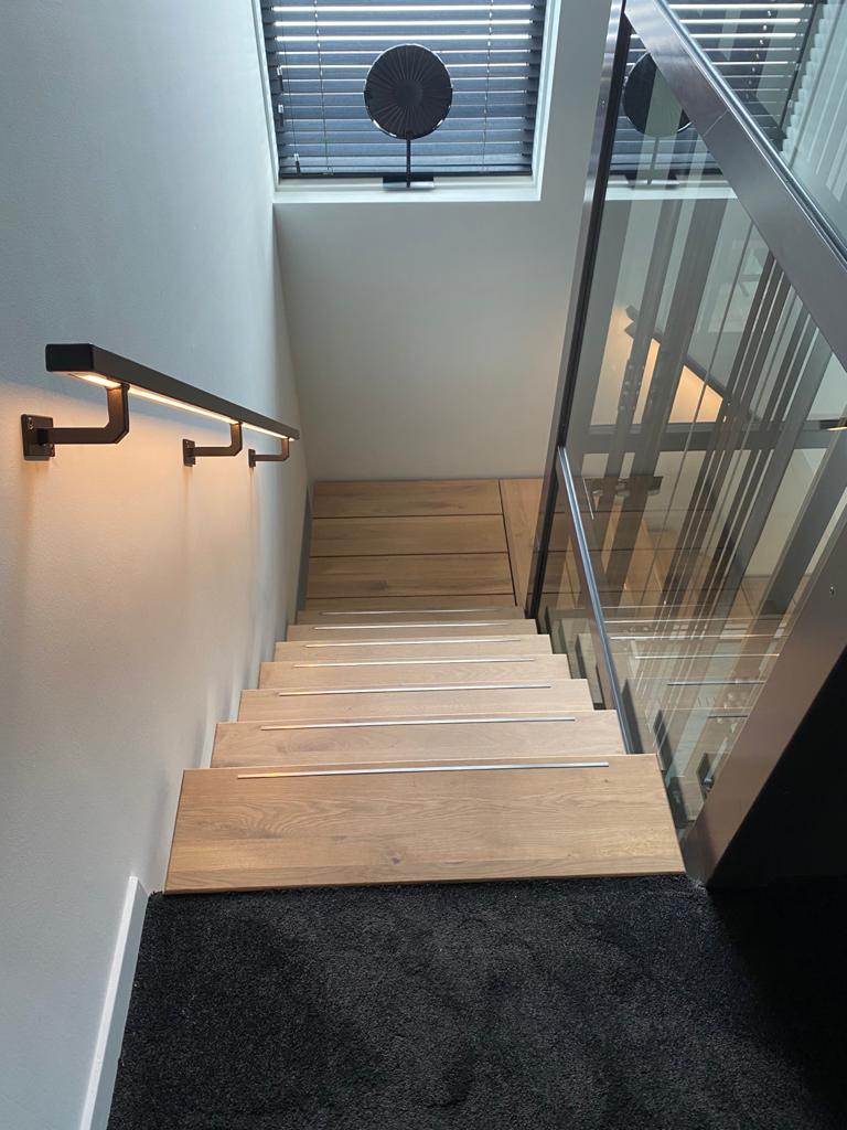 Stalen bordestrap van boven