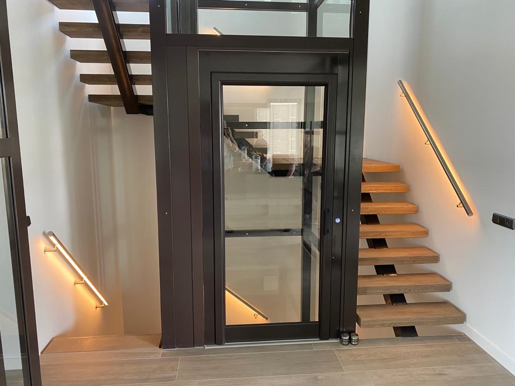 Stalen middenboomtrap met bordes