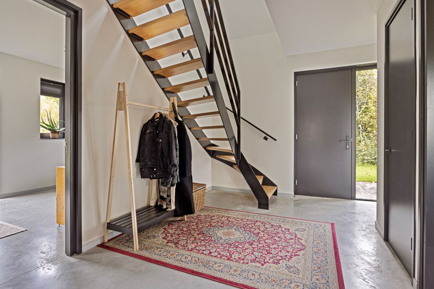 Stalen onderkwart trap met houten treden