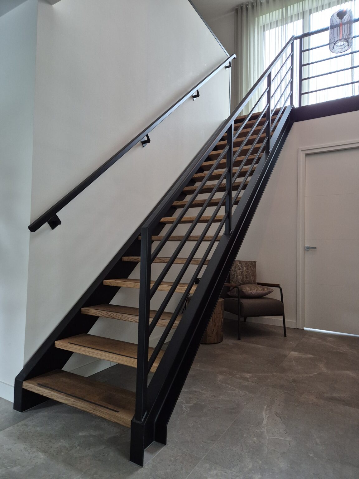 Zijaanzicht stalen trap met houten treden