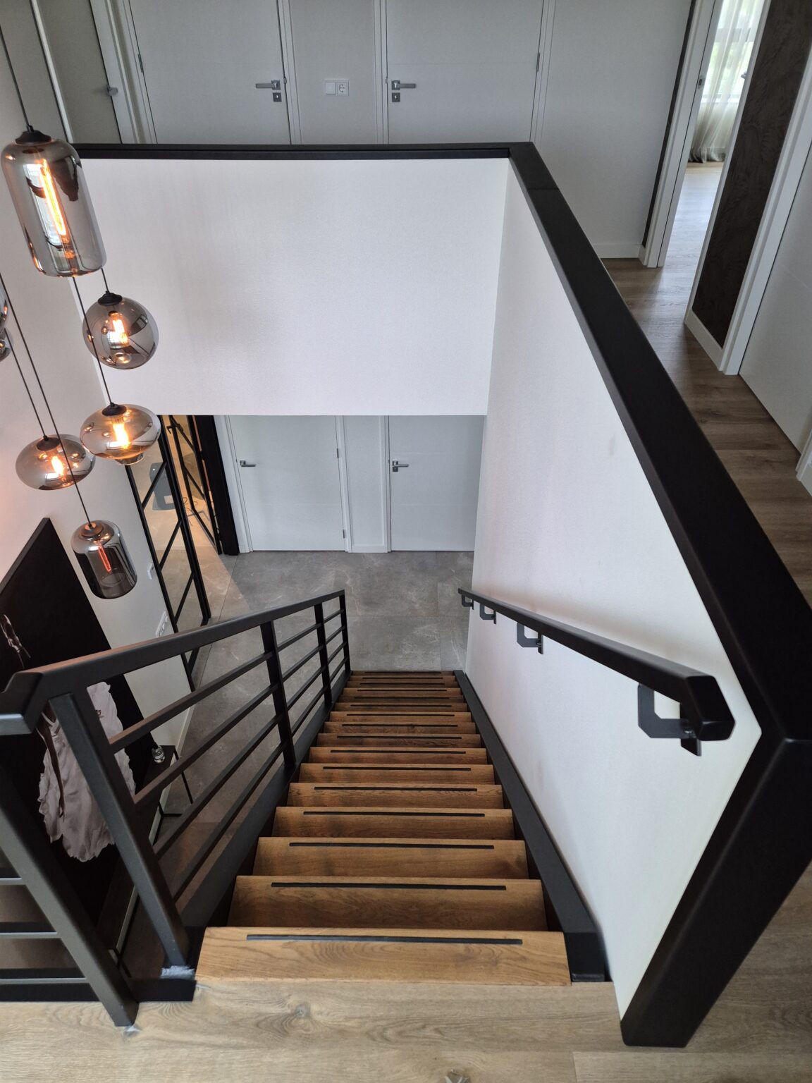 Bovenaanzicht stalen trap met houten treden