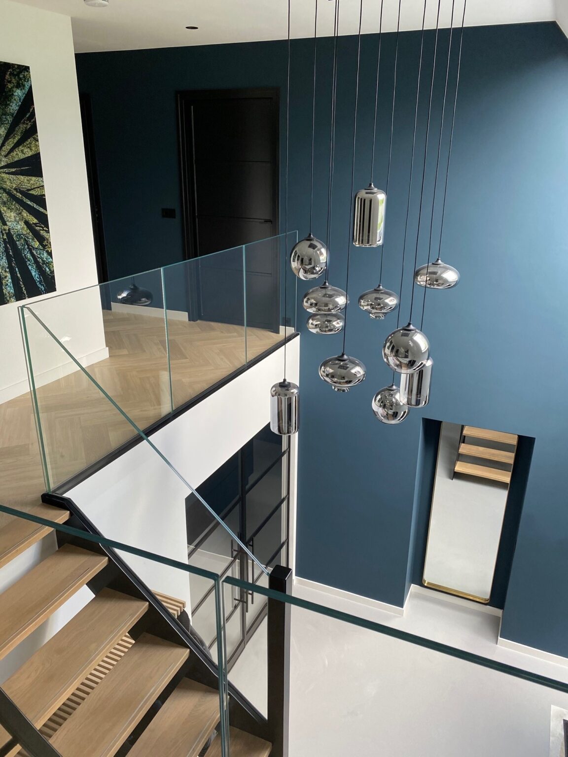 Design lampen bij trap en vide van staal en hout