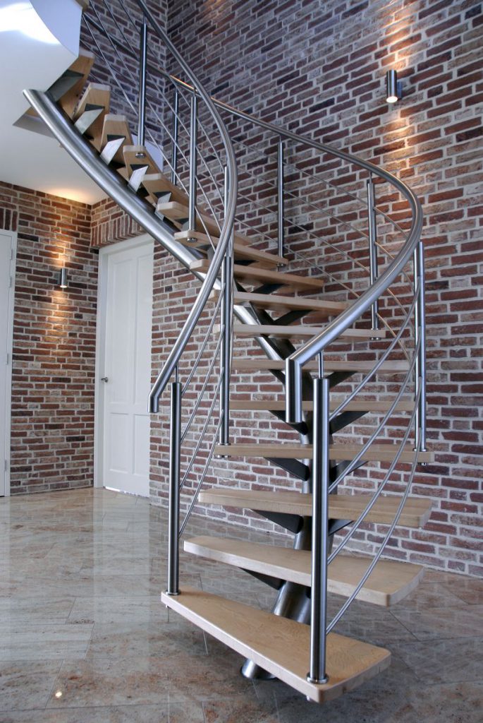 Vooraanzicht van een stalen wenteltrap met houten treden