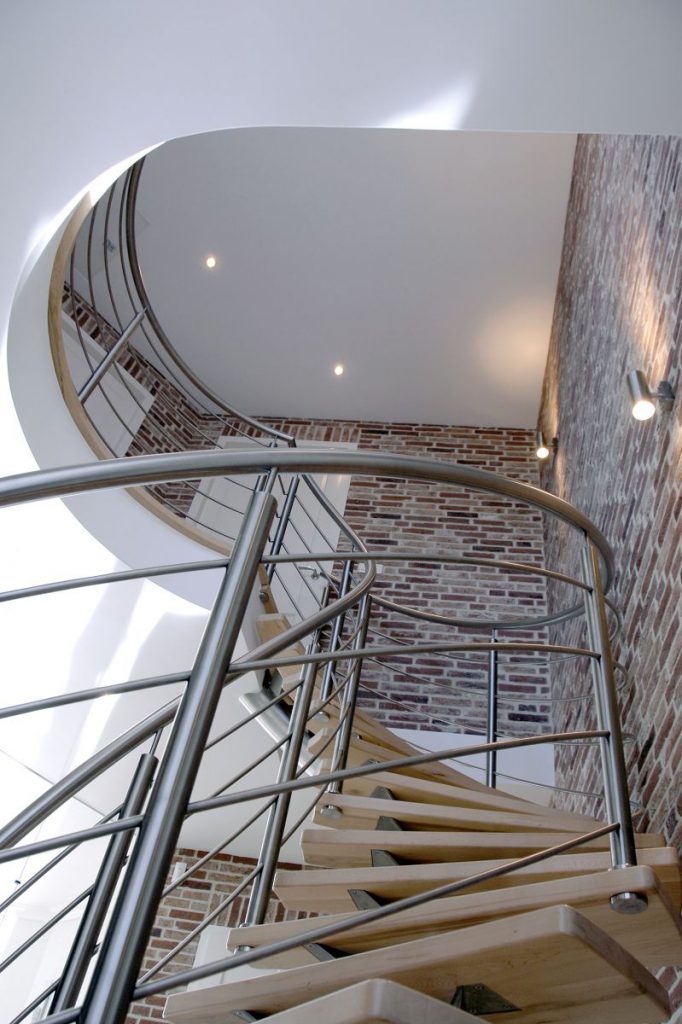 Onderaanzicht van een stalen wenteltrap met houten treden