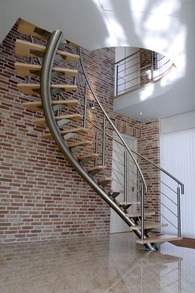 Zijaanzicht van een stalen wenteltrap met houten treden