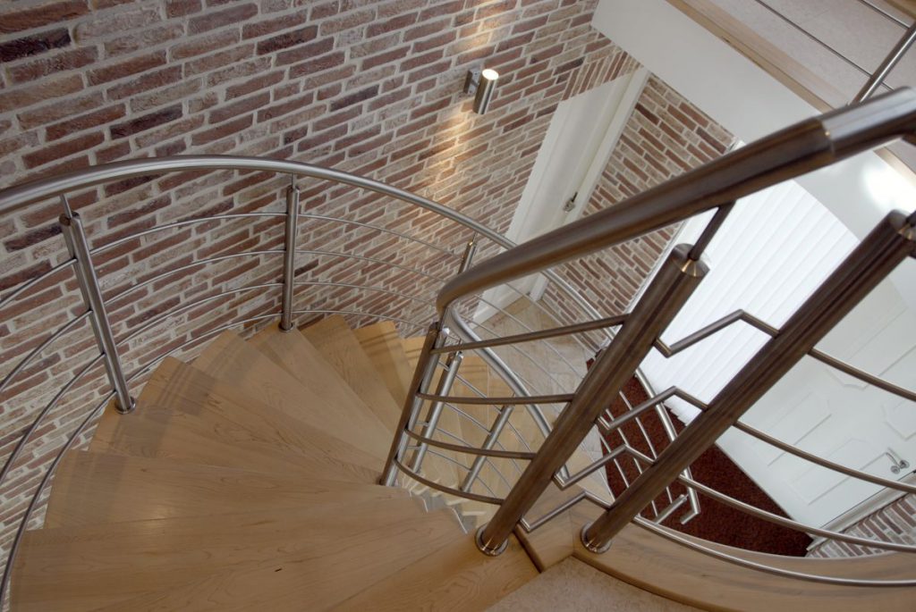 Bovenaanzicht van een stalen wenteltrap met houten treden