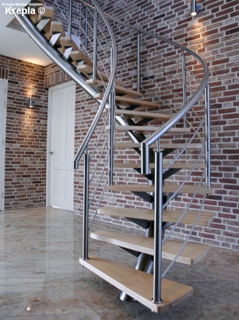 Wenteltrap met houten treden