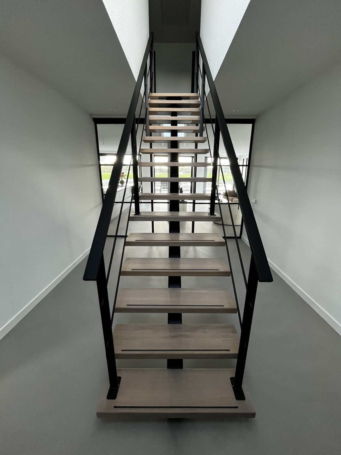 Rechte stalen middenboomtrap