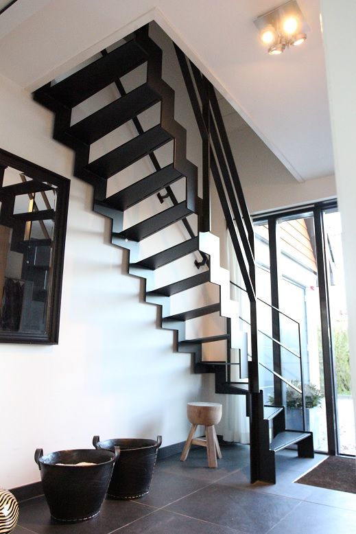 Zwart stalen trap in entree van woning