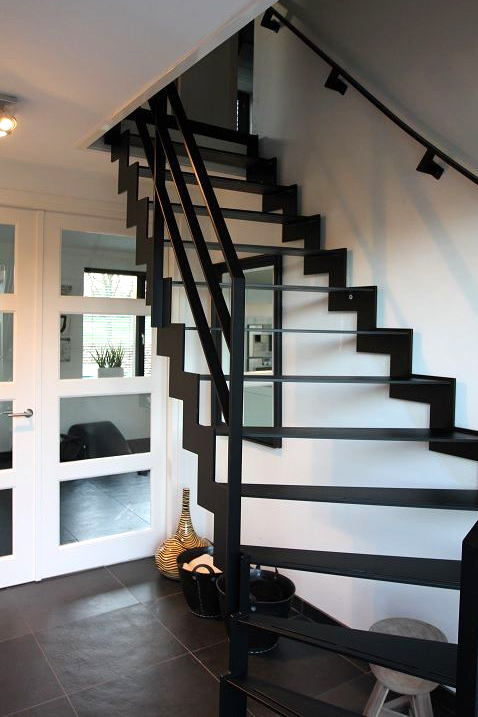 Zwart stalen trap in entree van woning