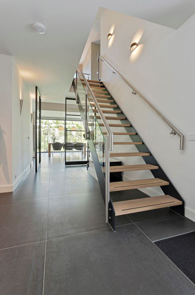 Aanzicht van rechte steektrap met eiken treden