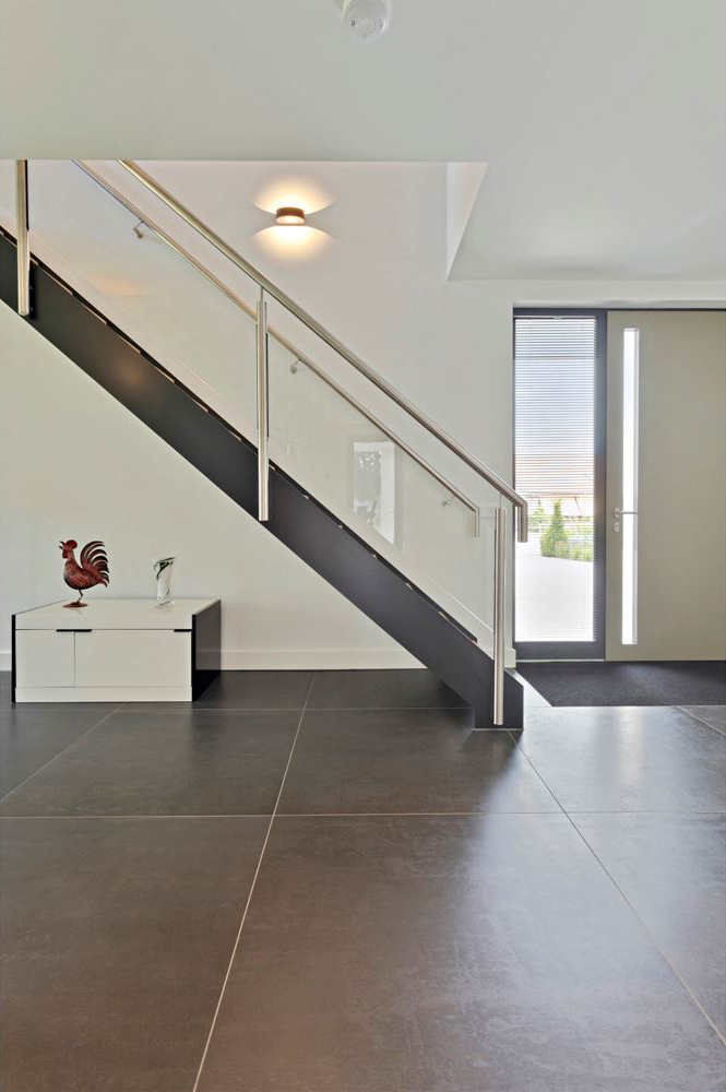 Zijaanzicht van rechte steektrap van staal