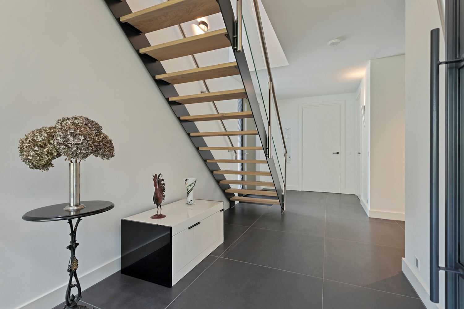 Onderaanzicht van stalen trap met eiken treden