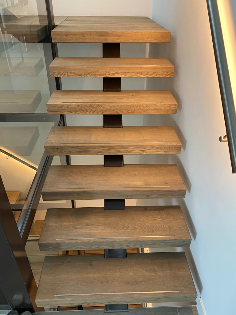 Detailfoto van dikke houten treden op stalen trap