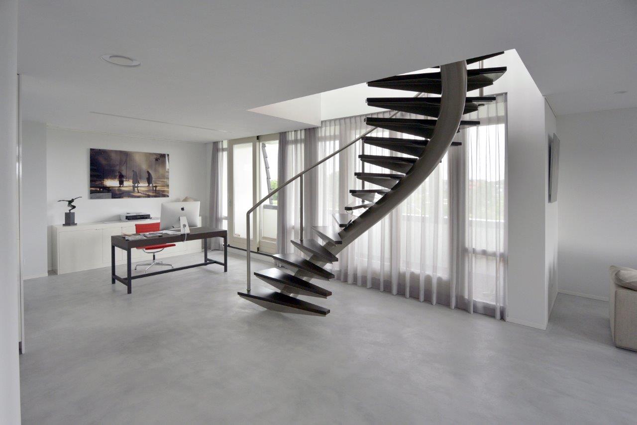 aanzicht van een stalen wenteltrap