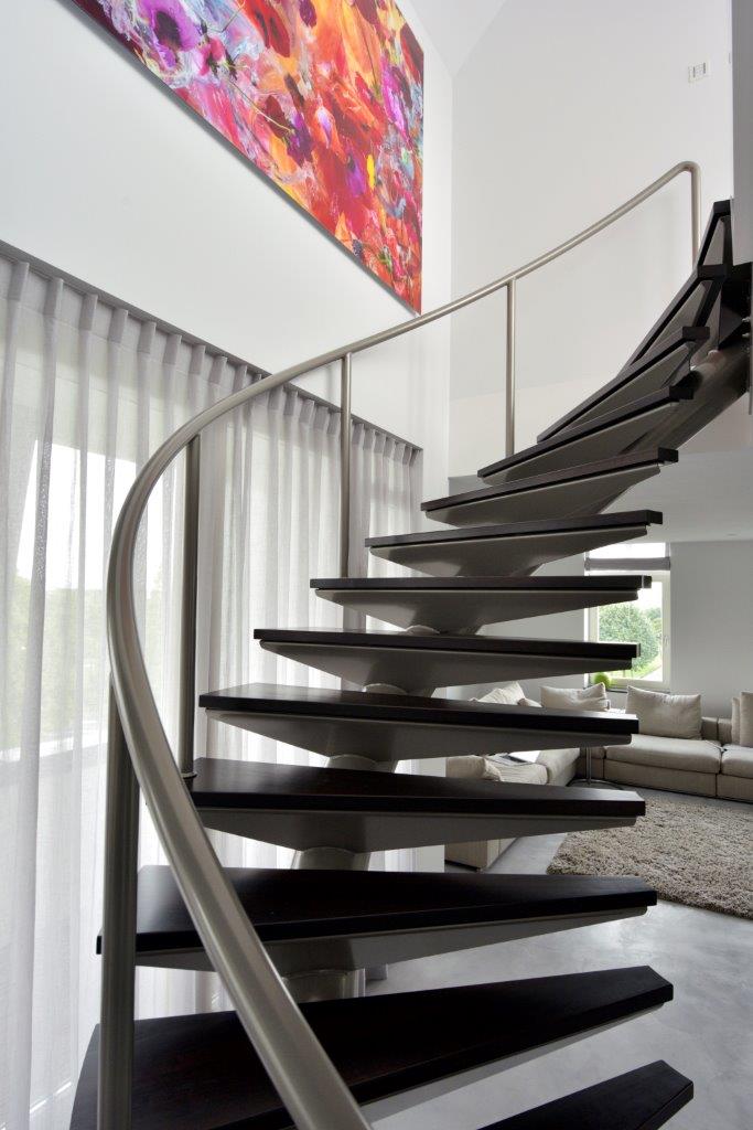 Vooraanzicht van een stalen wenteltrap