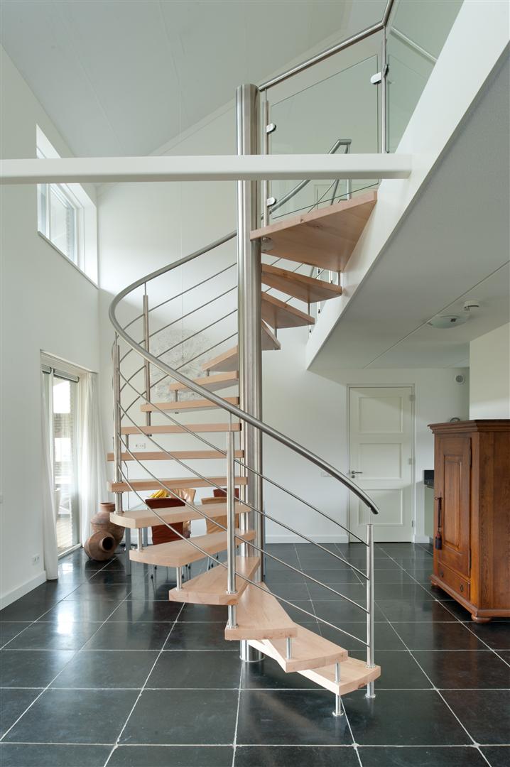 Aanzicht van een stalen spiltrap in een woning