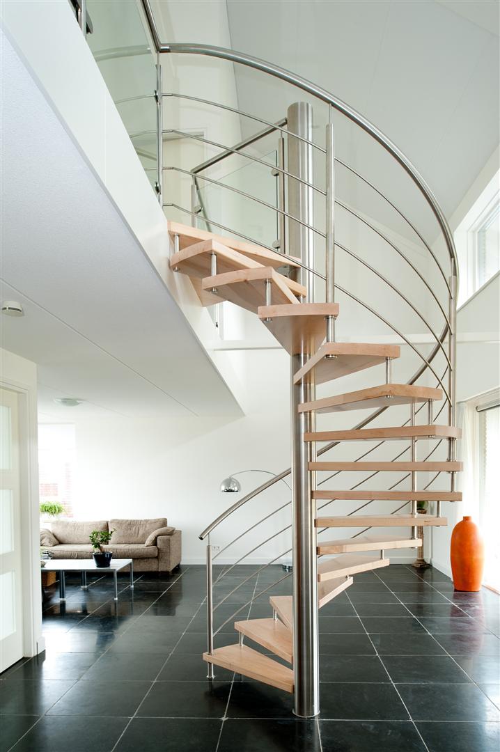 Aanzicht van een spiltrap die uitkomt in de woonkamer van een woning