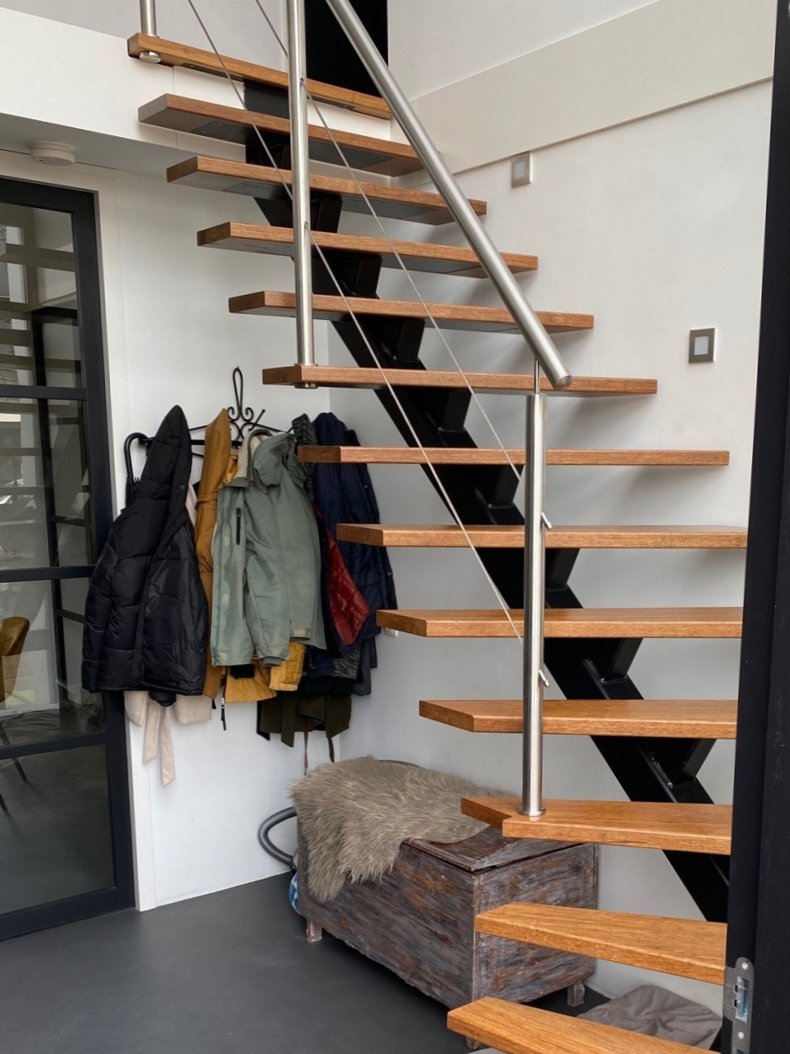 Stalen middenboomtrap in hal