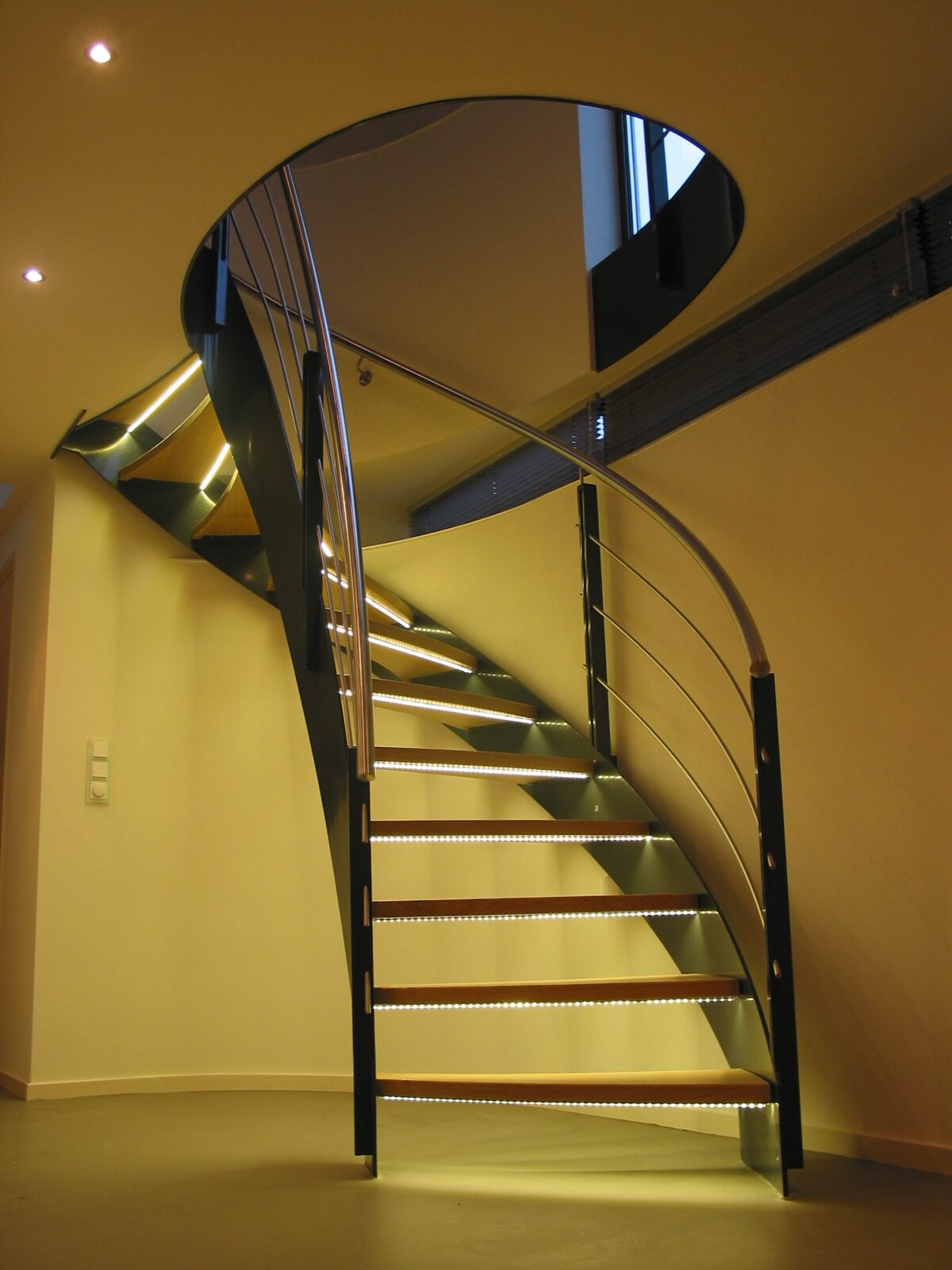 Vooraanzicht van wenteltrap in woonark