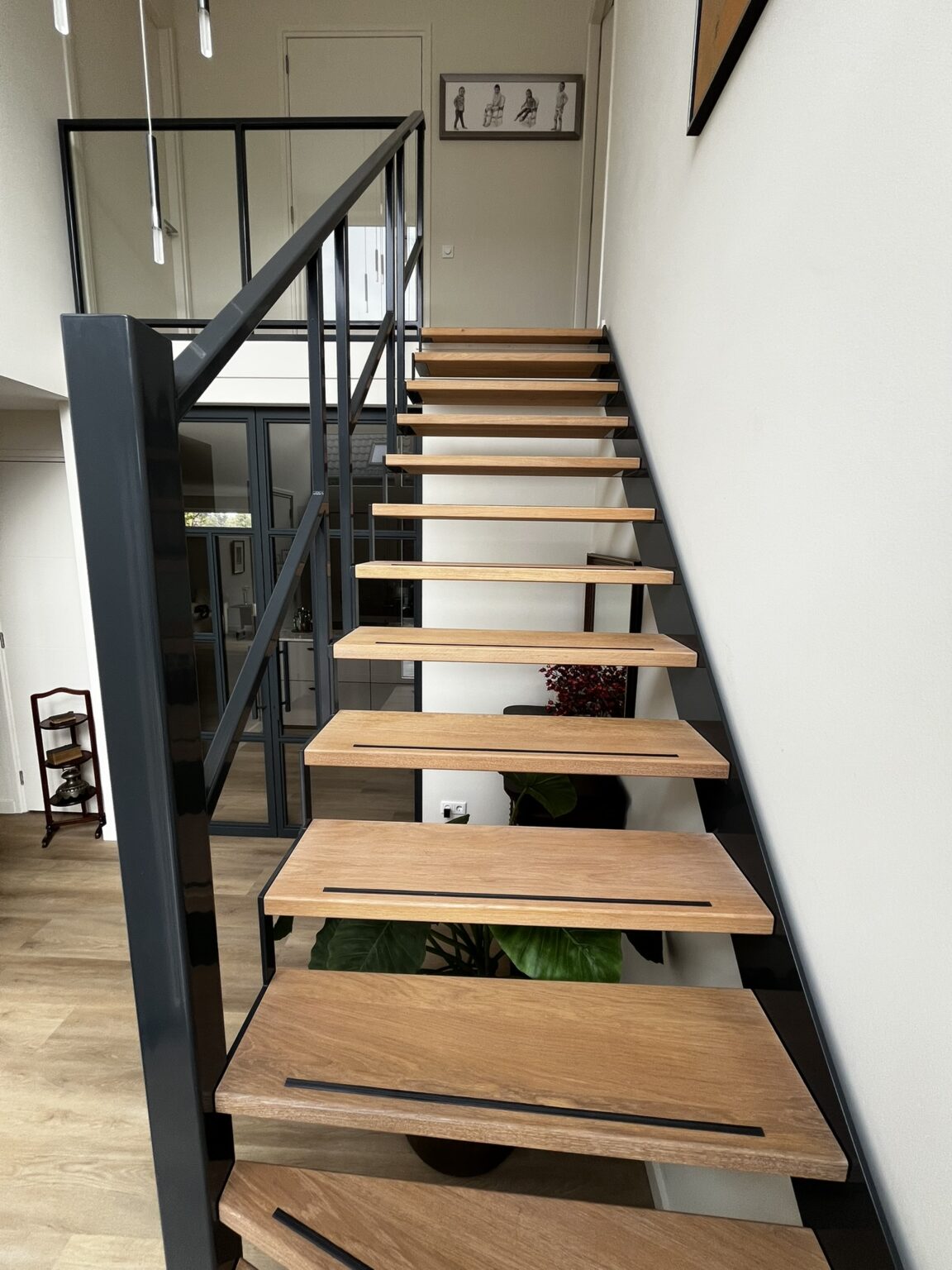 stalen trap met stalen balustrade